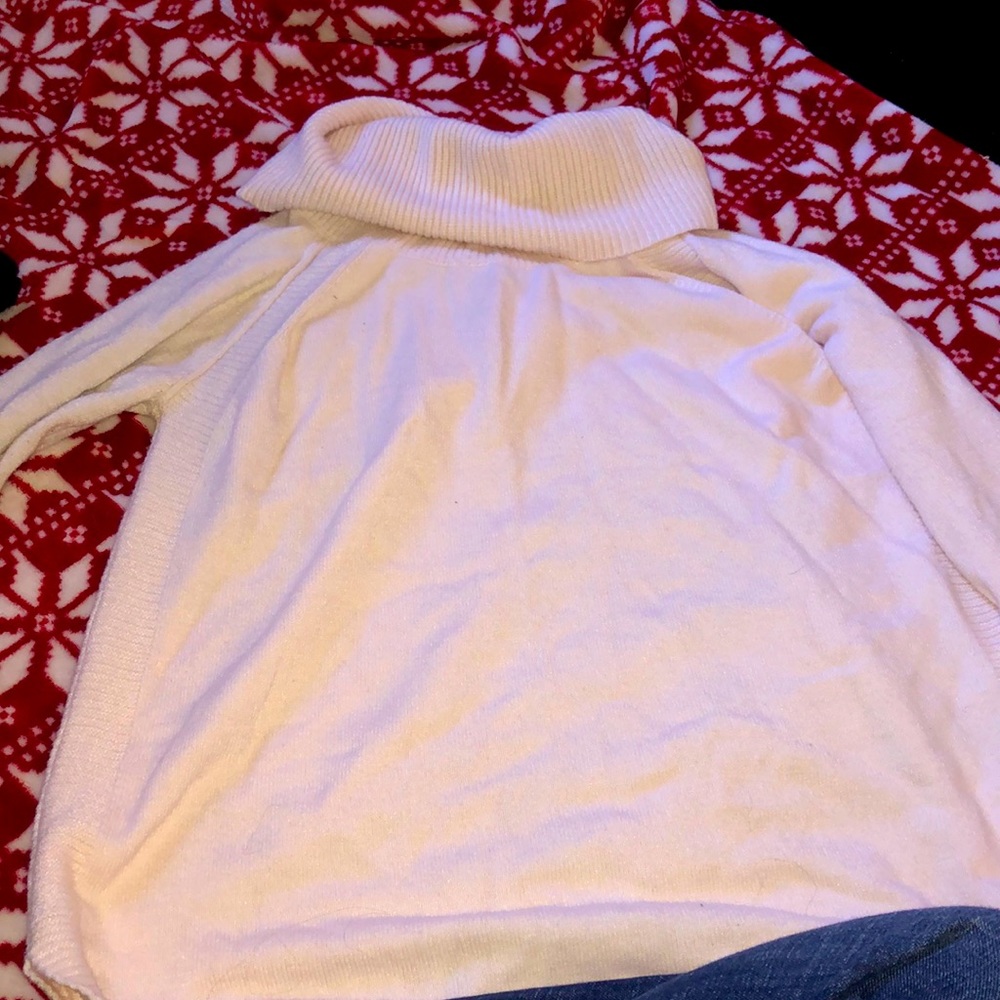 A turtle neck long sleeve shirt